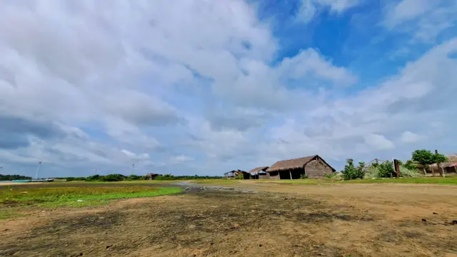 අප බෝට්ටුවට ගොඩවන ස්ථානය අවට තිබූ සර්ෆින් ආම්පන්න සහ පොල් අතුවලින් වටකෙරුණු කුඩා මඩුවල ස්වරූපයක් ගත් ස්ථාන සම්බන්ධයෙන් අප සිතේ ඇති වූ කුහුලත් සමඟ බෝට්ටුවට ගොඩ වූ අප සමඟ අපගේ මඟ පෙන්වන්නා වූ සුගත් දොඩමළු වූවේ ය.