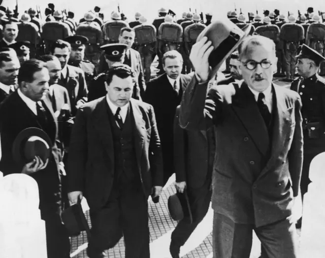 1939 yılında Dışişleri Bakanı Şükrü Saracoğlu (sağda), Moskova ziyaretinden dönerken yanında Sovyet elçisi Aleksey Terentiev'le (solda) birlikte