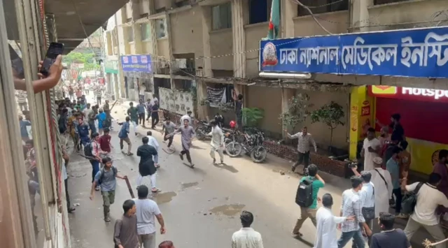 মঙ্গলবার জগন্নাথ বিশ্ববিদ্যালয়ের সংঘর্ষ ছড়িয়ে পড়ে ঢাকা ন্যাশনাল মেডিকেল ইনস্টিটিউট হাসপাতাল চত্বরেও