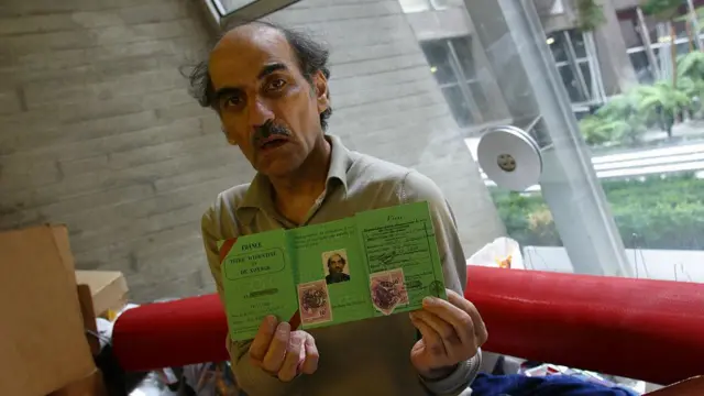 ফরাসি সরকার মেহরানকে শরণার্থী স্ট্যাটাস দিয়েছিল