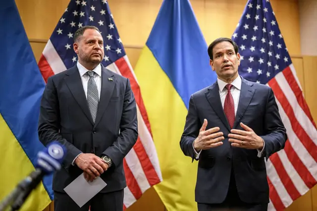 Sekretarz stanu USA Marco Rubio oraz szef kancelarii prezydenta Ukrainy Andrij Jermak wystąpili na konferencji prasowej po zamkniętych rozmowach dotyczących amerykańskiego planu zakończenia wojny w Ukrainie.