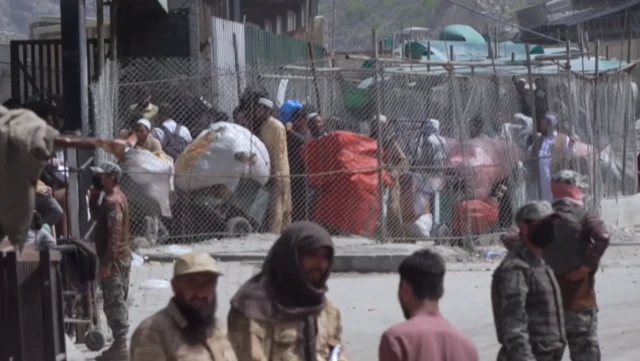 पाकिस्तानातील अफगाणी शरणार्थ्यांना तोर्खम सीमारेषेवरून अफगाणिस्तानात परत पाठवलं जात आहे.