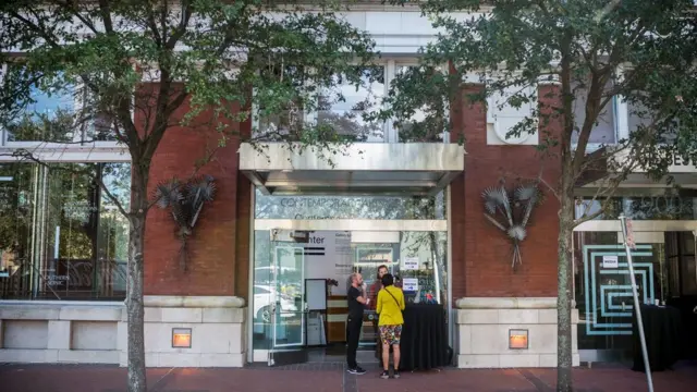 у здания, где проходила свадьба