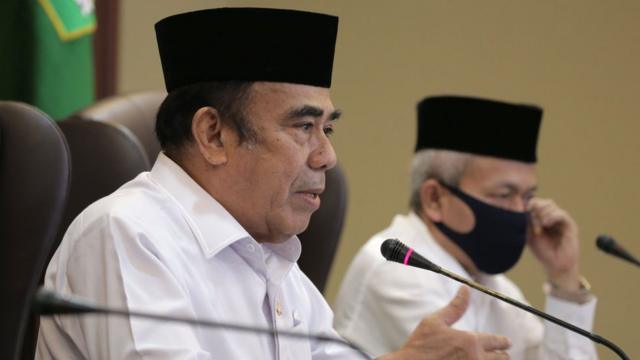 Menteri Agama Fachrul Razi (kiri) didampingi Dirjen PHU Nizar Ali menyampaikan keterangan pers secara daring tentang Penyelenggaraan Ibadah Haji 1441 H di Jakarta, Selasa (02/06).