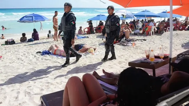 Marinos vigilan una playa en Cancún