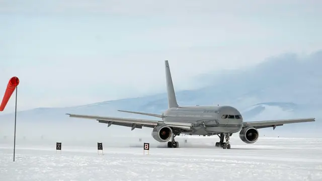 हादसे की जगह पर पीड़ित परिवारों को लेकर जाने वाला एक विमान