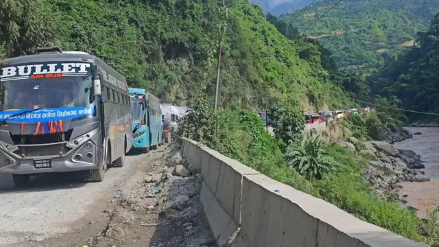 धादिङको पहिरोमा अड्किएका गाडीहरू