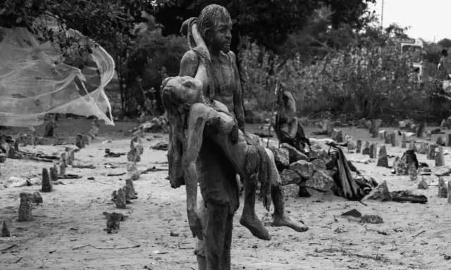 මෙම අනුස්මරණ ප්රතිමාව 2009 වසරේ යුද්ධයේ අවසන් අදියරේදී නන්දිකඩාල් කලපු ප්රදේශයේ කොටු වී සිටි සිවිල් වැසියන්ට බේරීමට උදව් කරමින් සිටියදී ඝාතනයට ලක්වූ එලිල් රාජේන්ද්රන් පියතුමා සිහිපත් කිරීම සඳහා ඉදිකර ඇත