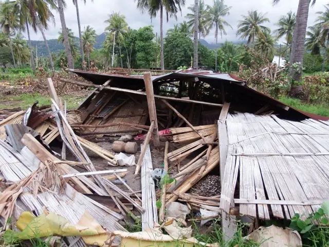 Rumah warga yang hancur digilas alat berat. 