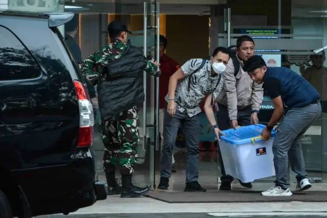 Sejumlah petugas penyidik pidana khusus (Pidsus) Kejaksaan Agung berjalan menuju mobil usai melakukan penggeledahan di Kantor Badan Gizi Nasional (BGN), Jakarta, Rabu (3/6/2026). Dalam penggeledahan tersebut Kejagung mengamankan sejumlah barang bukti terkait kasus dugaan kasus jual-beli titik Satuan Pelayanan Pemenuhan Gizi (SPPG). 