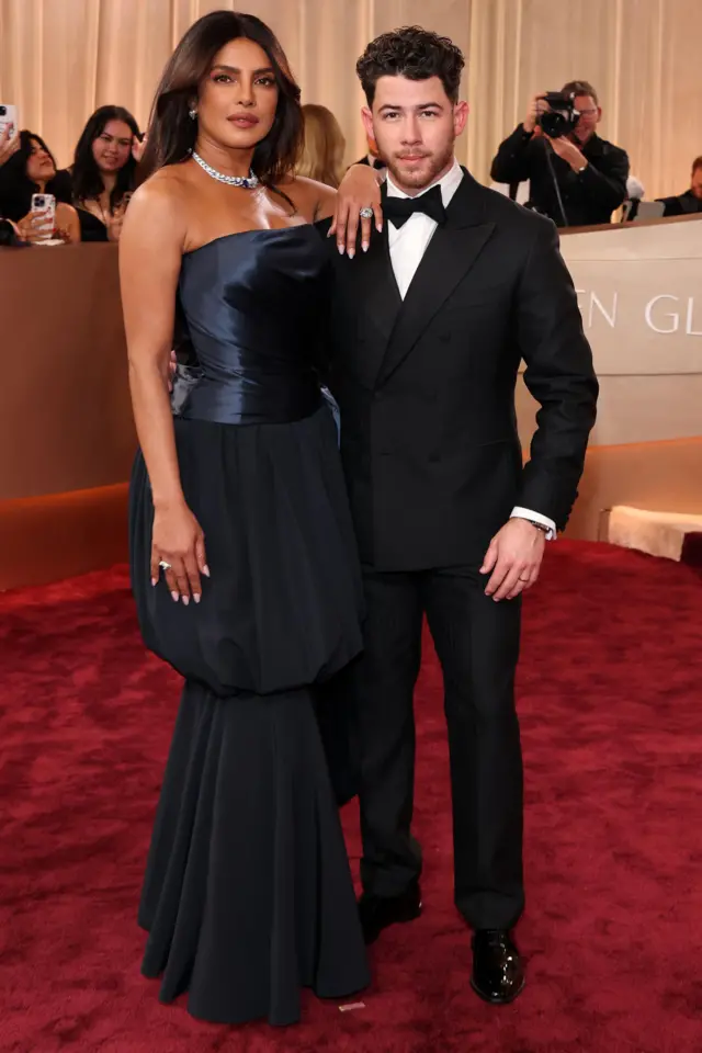 Ник Джонас и Приянка Чопра. Женщина положила левую руку на плечо мужчины. Она выглядит выше ростом