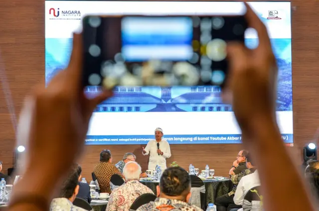 Gubernur Jawa Barat Dedi Mulyadi saat memberikan pemaparan sebuah diskusi. Ia berjanji akan merelokasi pemukiman warga di kawasan rawan longsor di Kabupaten Bandung Barat.