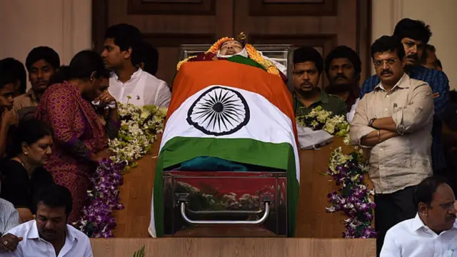 ''எனக்கென்று எதுவுமில்லை, எனக்கென்று யாருமில்லை தமிழக மக்கள் தான் எனக்கு எல்லாமே '' அதிமுக தொண்டர்களை உணர்ச்சி வெள்ளத்தில் தத்தளிக்க செய்யும் ஜெயலலிதாவின் வாசகம்.