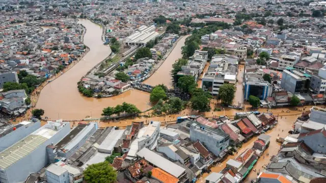 Foto udara luapan air Sungai Ciliwung