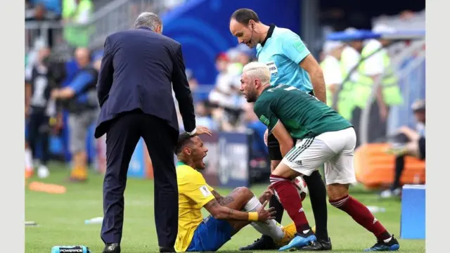 البرازيلي "نيمار" يجلس على الأرض مُصاباً