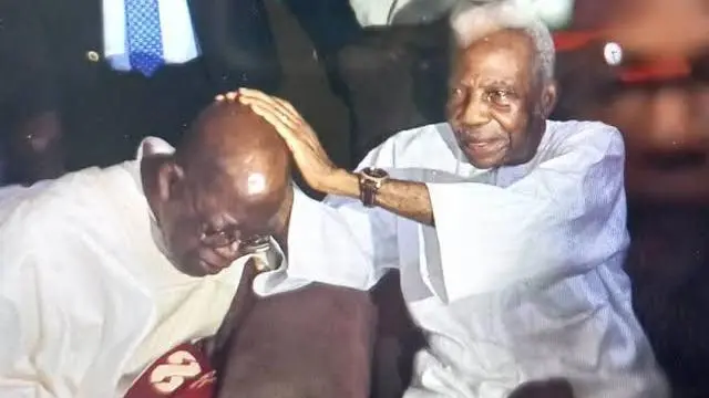 Pa Reuben Fasọranti gbe ọwọ le Tinubu lori fun adura