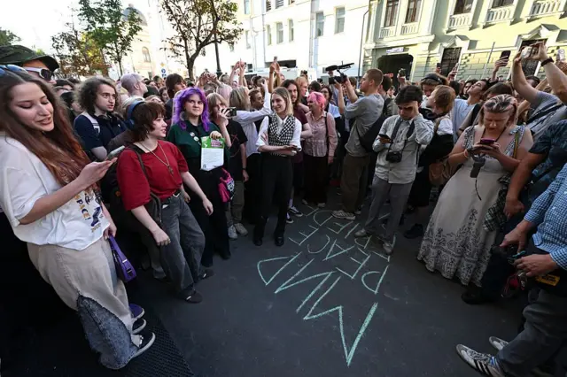 Pazartesi günü yüzlerce genç Rus, Yabloko'ya destek için bir araya geldi