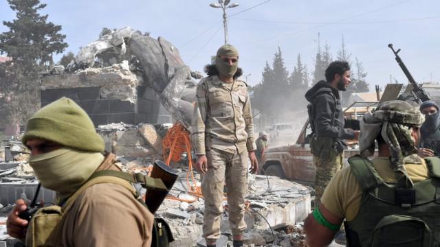 احتفل مقاتلو الجيش السوري الحر باسقاط تمثال كاوة الحداد في مركز عفرين