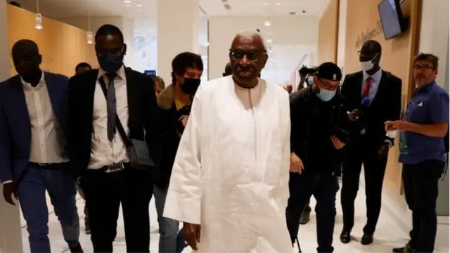 Lamine Diack (au centre) quittant le tribunal de Paris le 10 juin 2020