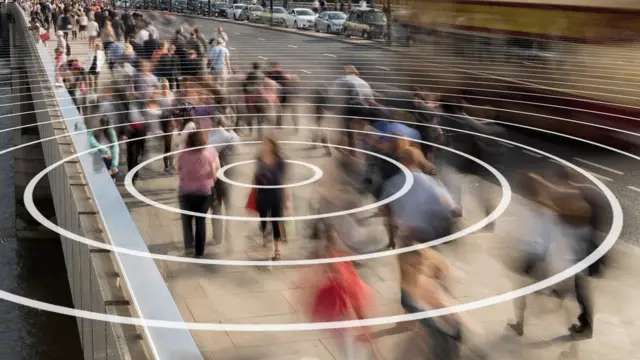 gente en la calle y señales telefónicas