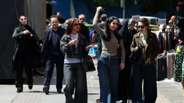 Группа женщин идет по улице в Тегеране