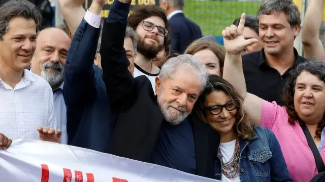 Lula, com os punhos erguidoscodigo promocional da brazino777sinalcodigo promocional da brazino777vitória, abraça uma mulher jovemcodigo promocional da brazino777cabelos castanhos com luzes loiras