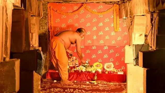 ज्ञानवापी के तहखाने में पूजा-पाठ करते पुजारी