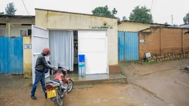 Les premières motos arrivent à l'extérieur de Kuruhimbi peu après 06h00. A 09:00, c'est presque toujours plein.