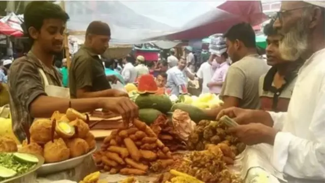 ইফতারিতে ভাজা পোড়া জাতীয় খাবার শরীরকে পানিশুন্য করতে পারে।