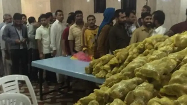 Cidde'de gıda yardımı alan Hintli işçiler