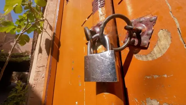 Закрытая на замок дверь в мечеть в Кашгаре