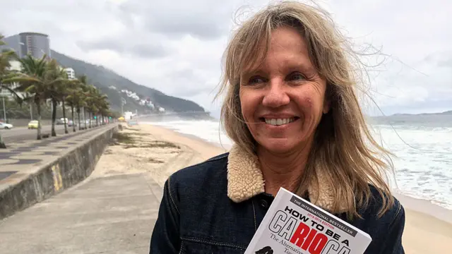 Priscilla Ann Goslin com seu livro à beira do mar