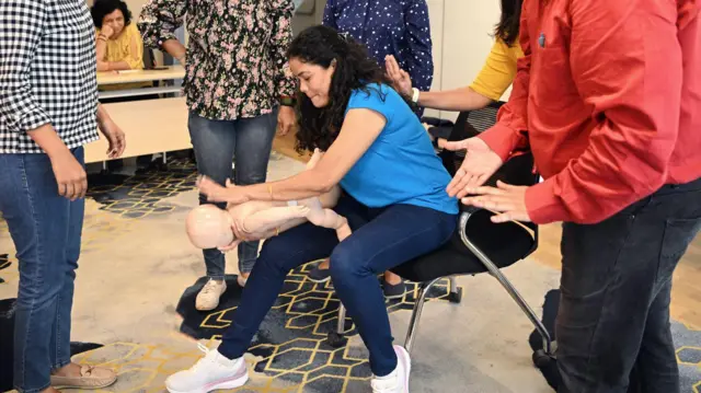 மூச்சுக்குழாயில் சிக்கும் உணவுப் பொருள்: உயிரைக் காக்க உதவும் எளிய முதலுதவி