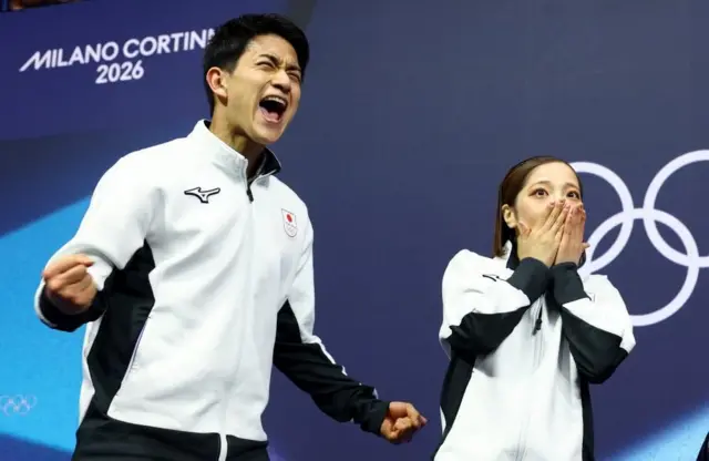 白いウエアの木原が両手を握って腰の高さでガッツポーズをとり、大きく口を開けている。同じウエアの三浦は両手を口に当て、目を見開いている