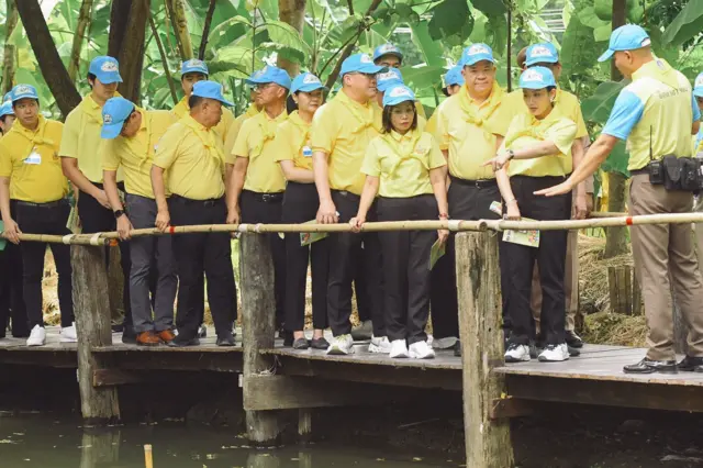 แพทองธาร ชินวัตร นำ ครม.แต่งกายด้วยชุดจิตอาสาพระราชทาน เข้าเยี่ยมชมและศึกษาดูงานที่ศูนย์ฝึกโรงเรียนจิตอาสา 904 (บางเขน) เมื่อ 19 มิ.ย.