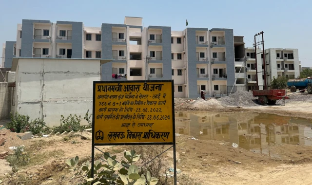 प्रधानमंत्री आवास योजना में विस्थापितों को दिया जा रहा है फ़्लैट.