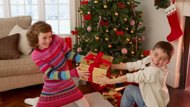 Дечак и девојчица се отимају око поклона 