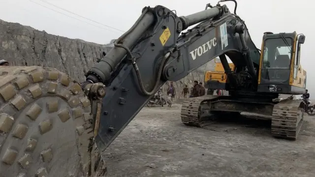 मलवा हटाने में लगा डंपर