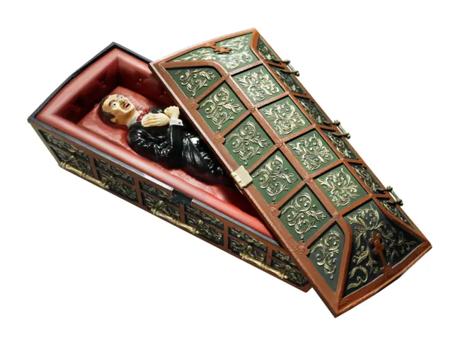 ১৮ শতকে পশ্চিম ইউরোপে 'ভ্যাম্পায়ার' শব্দটি জনপ্রিয় হয়েছিল