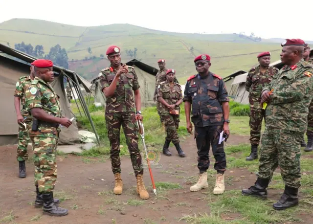 Mu kwezi kwa Kanama(8) umukuru w'ingabo za EAC muri DR Congo Maj Gen Aphaxard Kiugu (ufite inkoni) yasuye ingabo z'u Burundi zigenzura uduce twa Kirolirwe,Kitchanga na Mweso muri Masisi