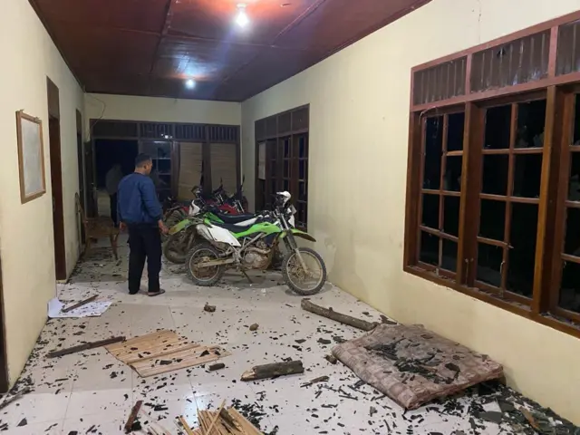 Mes milik Frankfurt Zoonological Society (FZS) dirusak oleh massa. Mereka mendesak agar gajah-gajah sumatera dipindahkan dari wilayah desa mereka.