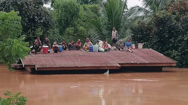 Dam yang jebol genangi enam desa