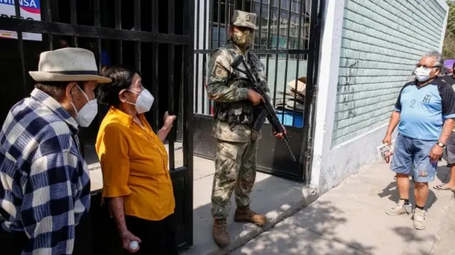 Fila para vacunas en Lima