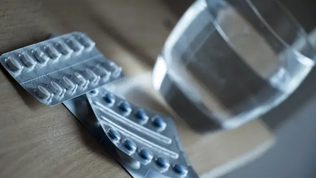 Medicamentos con vaso de agua
