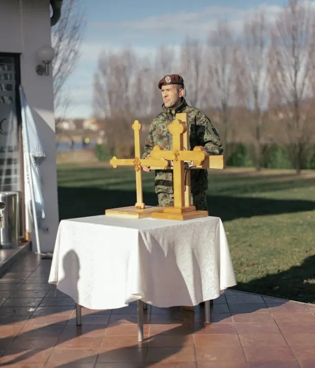 Pripadnici Vojske Srbije čuva krstove.