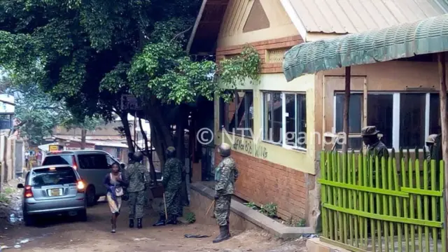 Des policiers déployés sans le bidonville de Kamwokya, à Kampala, où des proches de Bobi ont protesté contre sa nouvelle arrestation.