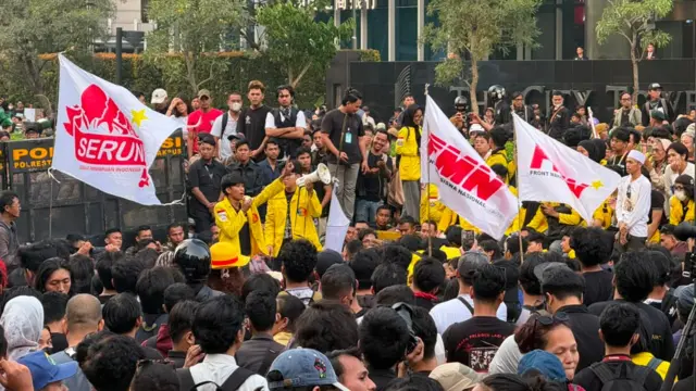 Mahasiswa BEM UI berunjuk rasa menuju Bundaran HI, Jakarta pada Jumat (12/06)
