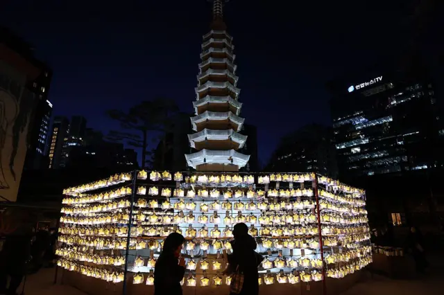 දකුණු කොරියානු ජනතාව අවුරුදු උදාව සැමරීමට බෞද්ධ විහාරස්ථානයකට රැස්ව සිටි අයුරු