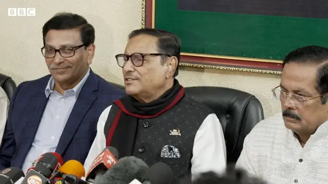 সংবাদ সম্মেলনে আওয়ামী লীগের কেন্দ্রীয় নেতারা