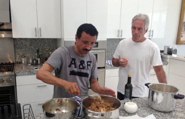 El sultán en casa de Epstein, en una imagen divulgada por el Departamento de Justicia de EE.UU.